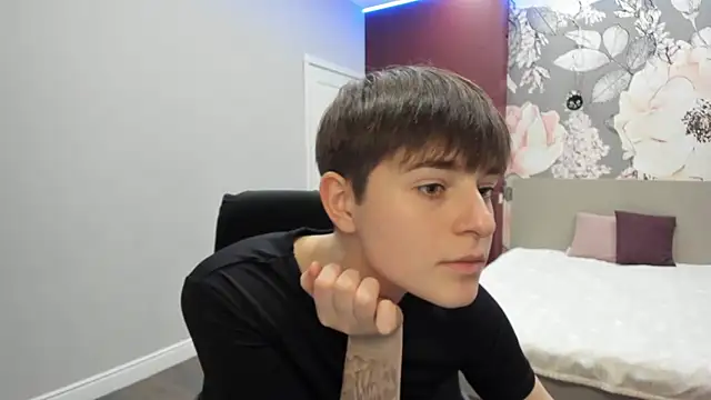 EmiliaYours's cam snapshot