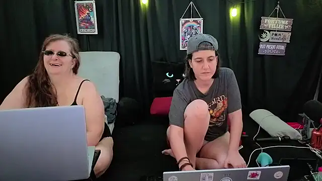 Bella_and_Marie's cam snapshot