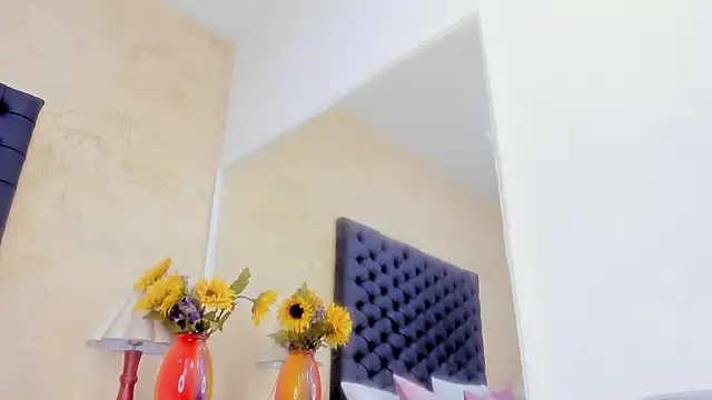 NahomiWhitel live sex cam