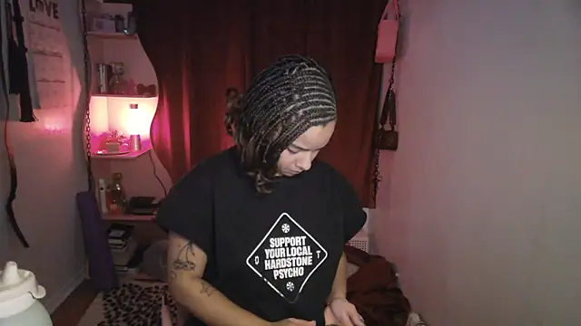 PrettyLittleProblem's cam snapshot