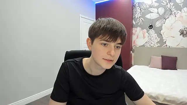 EmiliaYours's cam snapshot