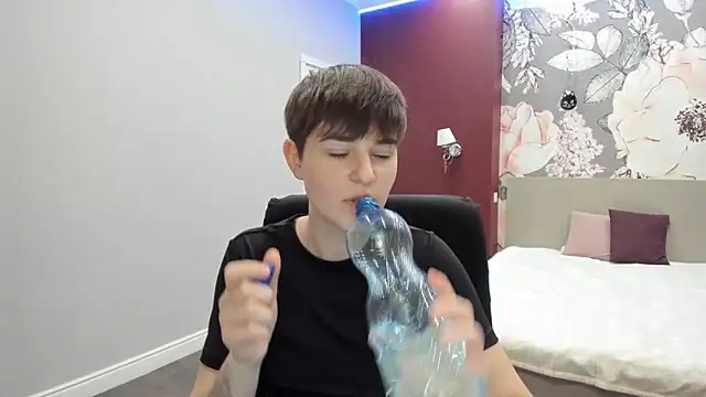 EmiliaYours's cam snapshot