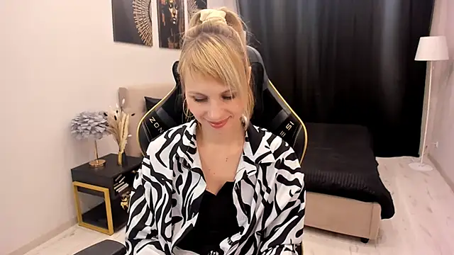 LindaSandy_1's cam snapshot