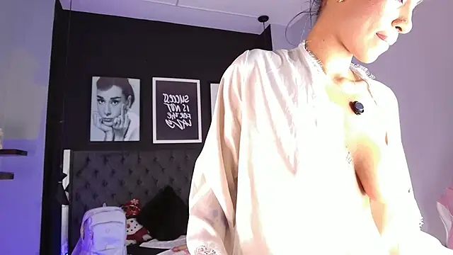 kitty_collins_'s cam snapshot