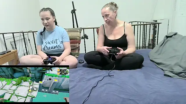 ShyAndHappyCdns's cam snapshot