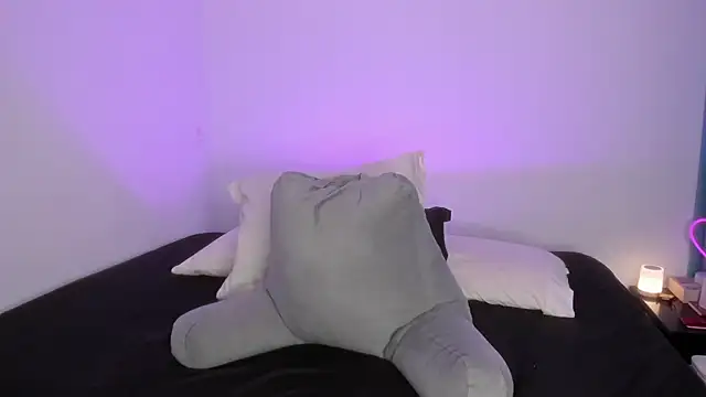 _lucianapalmer's cam snapshot