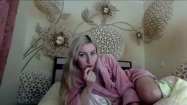 Yourrealgirl's cam snapshot