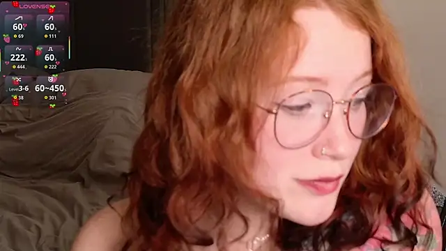 strawberryyfoxie's cam snapshot