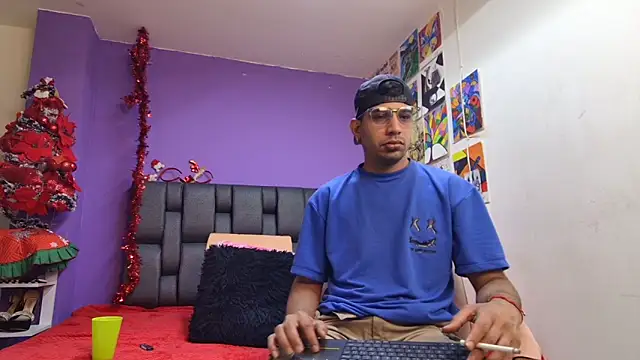 ashtoncooperr's cam snapshot