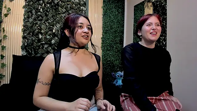 Lucy_and_Karoline's cam snapshot