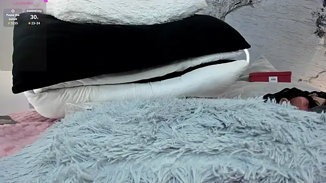 LIZ_HOLMES's cam snapshot