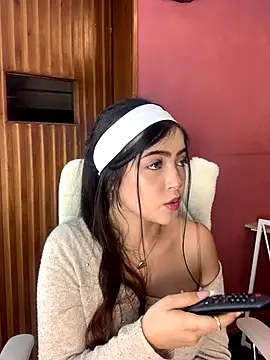 KyliePinkk_'s cam snapshot