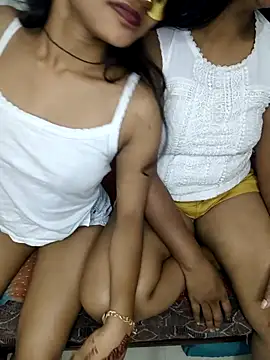 Unique_MomandDaughterrs's cam snapshot