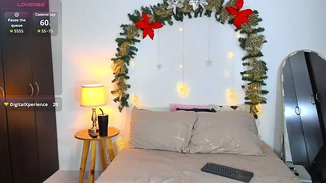 SarahCinnamon-'s cam snapshot