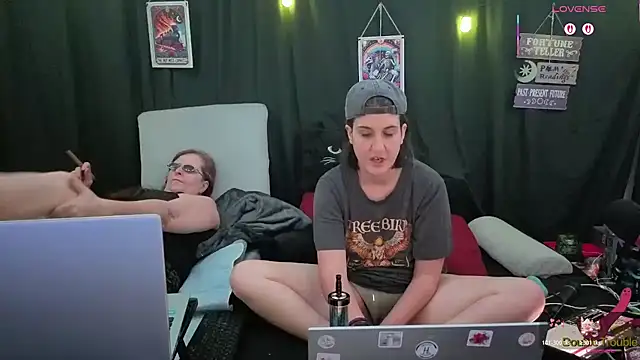 Bella_and_Marie's cam snapshot