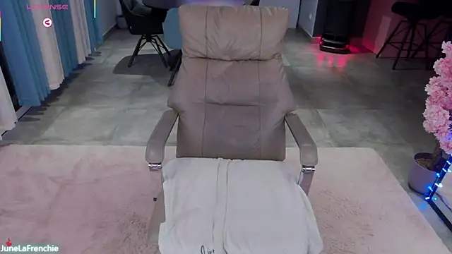 JuneLaFrenchie's cam snapshot