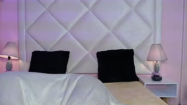 rayvenrose_'s cam snapshot