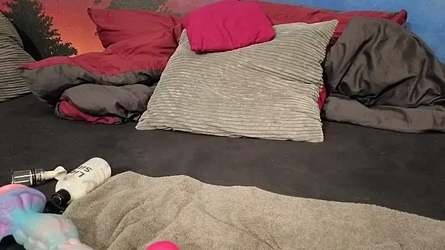 ScarletKitsunyaa's cam snapshot