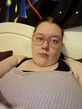 Sexycurvyemilyy live sex cam