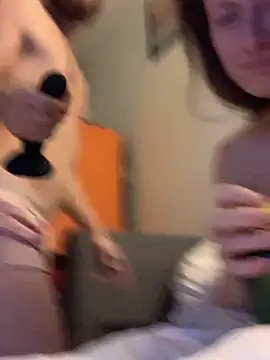 GoldenPussy1329's cam snapshot