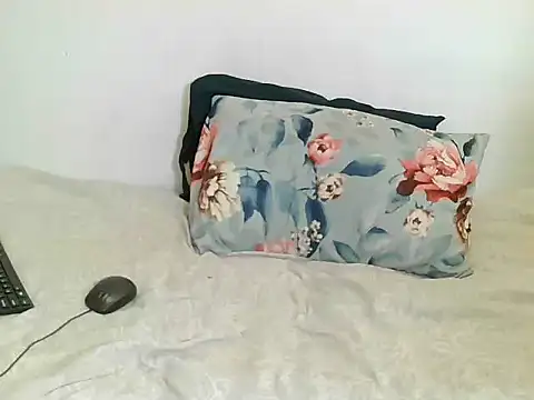 BrunetteNaomi8's cam snapshot