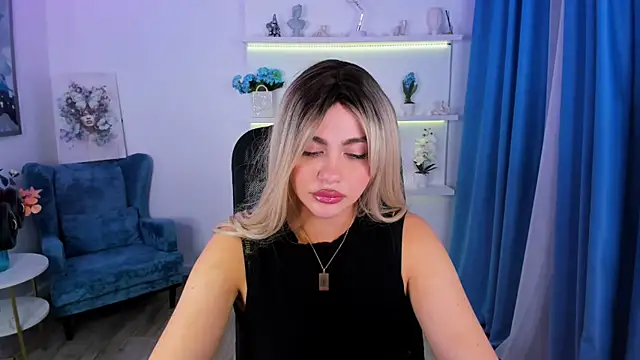 LeslieMineg's cam snapshot