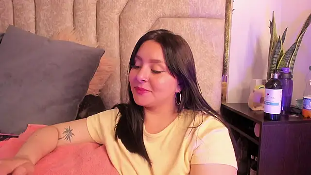 EmaJames25's cam snapshot