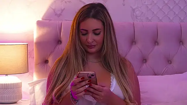 YaaraCollins live sex cam