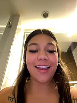 Alyshanon18's cam snapshot