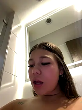 Alyshanon18 live sex cam