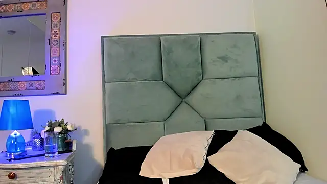 Madame_Rouge_'s cam snapshot