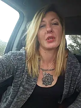 SheIsSomething's cam snapshot