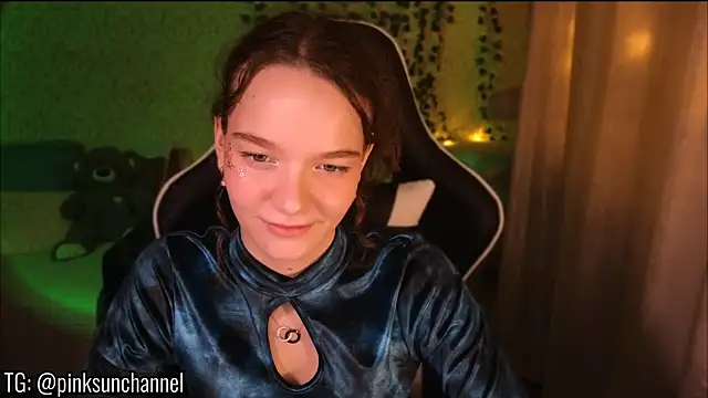 Pink__sun's cam snapshot