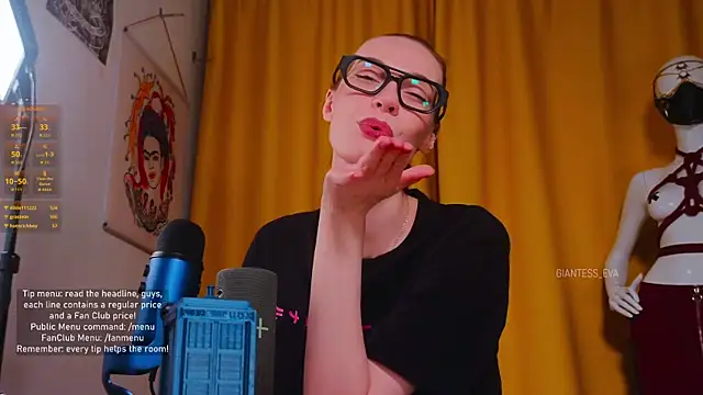 Giantess_Eva live sex cam