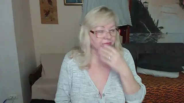 EvelynLoveShy's cam snapshot