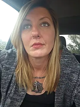 SheIsSomething live sex cam