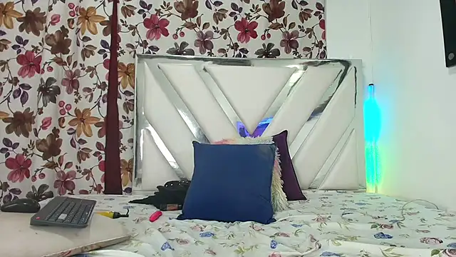 BellaBelluci's cam snapshot