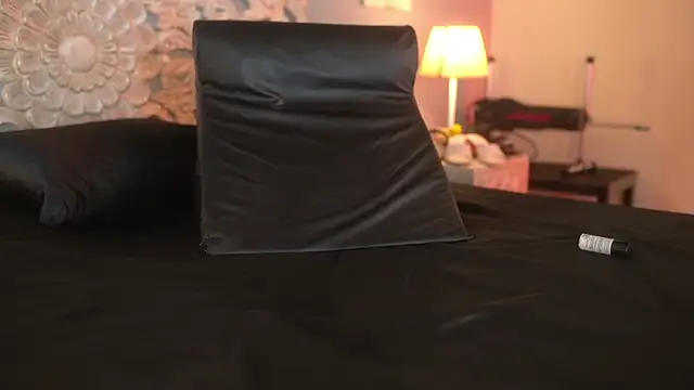 lupeebony's cam snapshot