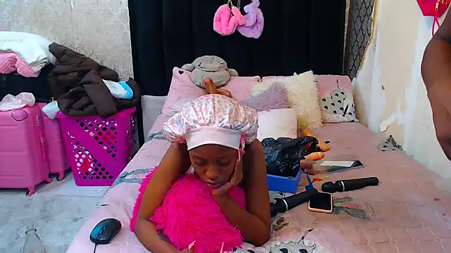 SexyPetitex25's cam snapshot