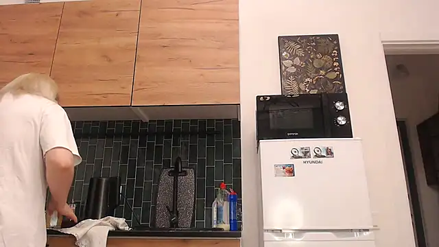 Karolina_love_'s cam snapshot