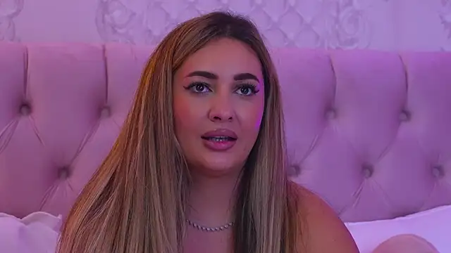 YaaraCollins live sex cam