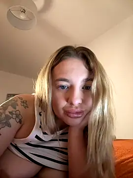 LilyLoveUK's cam snapshot