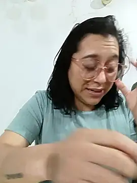 Caroline-17 live sex cam