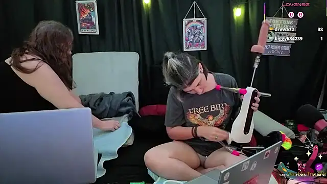 Bella_and_Marie's cam snapshot