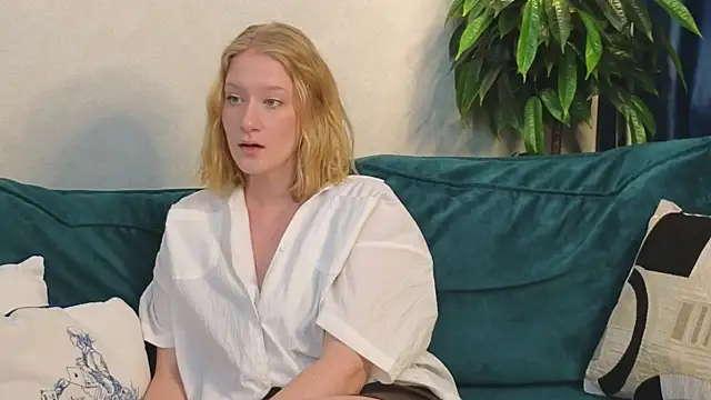 ElzaHart live sex cam