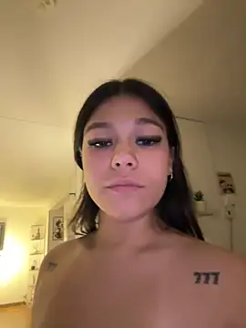 Alyshanon18 live sex cam