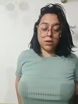 Caroline-17 live sex cam