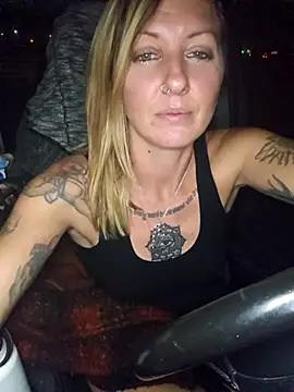 SheIsSomething live sex cam