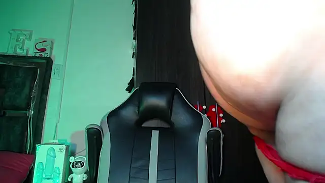 emma_hoot1 live sex cam