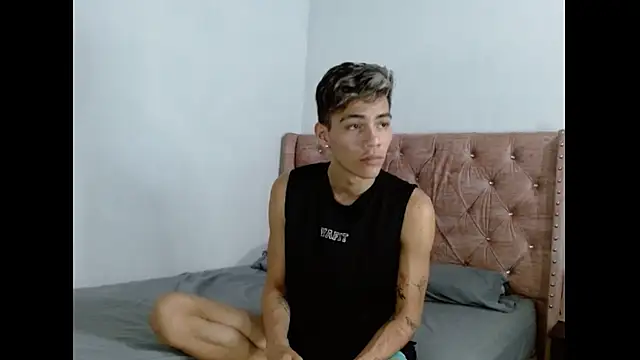 Alexx_and_Valentinoo's cam snapshot